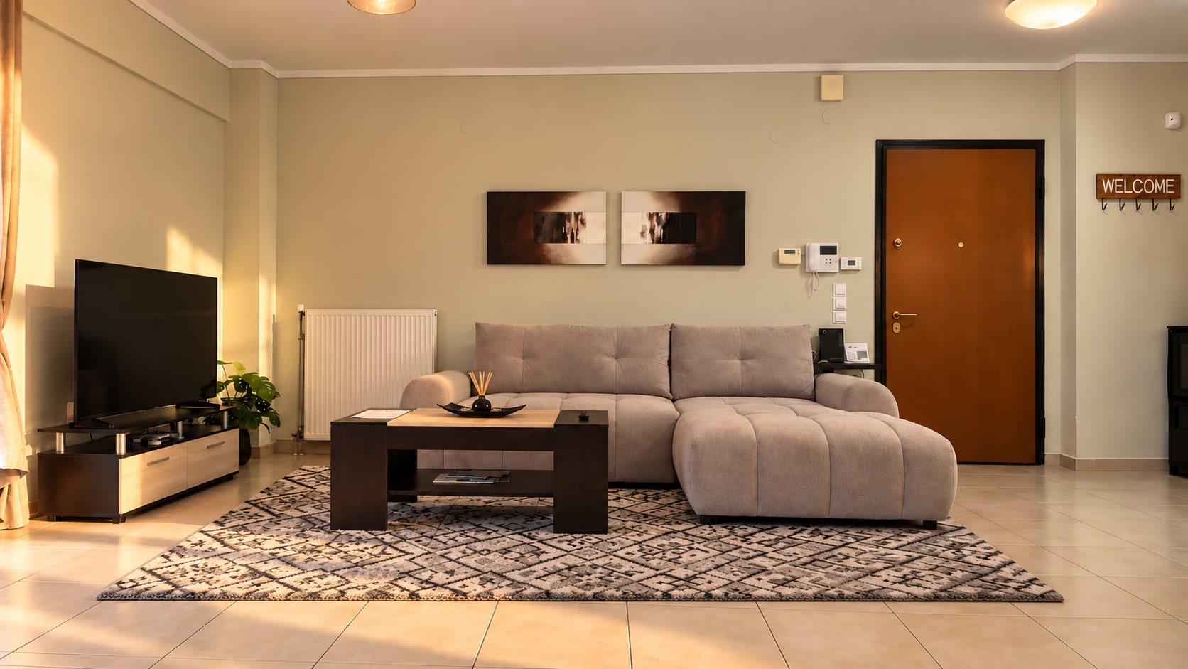 Το σαλόνι του Comfort Luxury Maisonette με γωνιακό καναπέ, τραπεζάκι και τηλεόραση